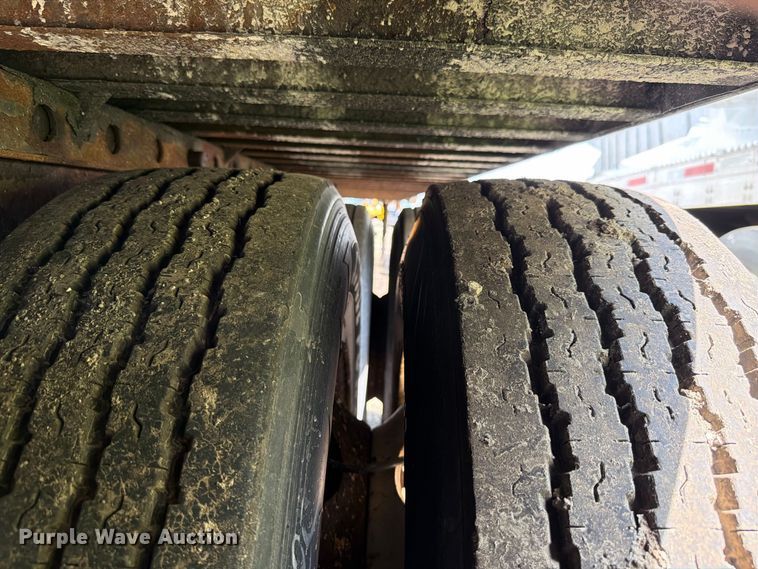 image for item YA4319 2004 Utility dry van trailer