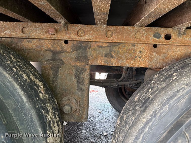 image for item YA4320 2004 Utility dry van trailer
