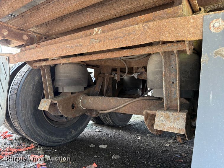 image for item YA4320 2004 Utility dry van trailer
