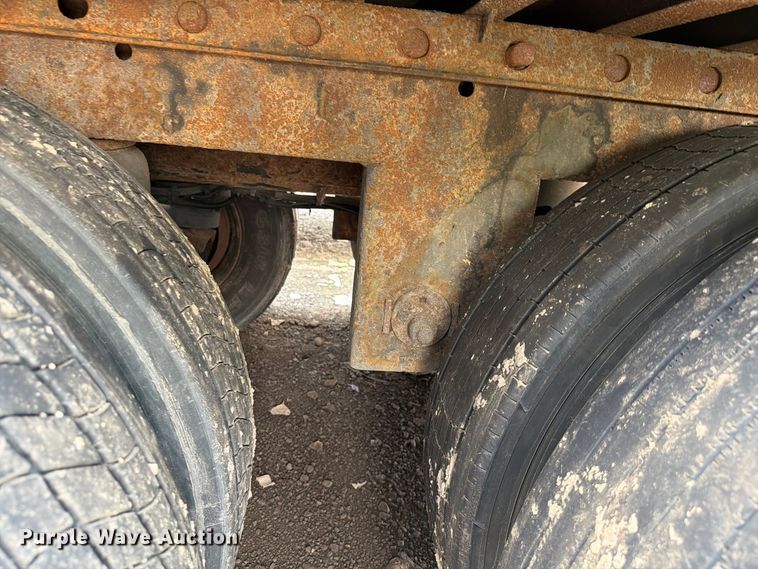 image for item YA4320 2004 Utility dry van trailer