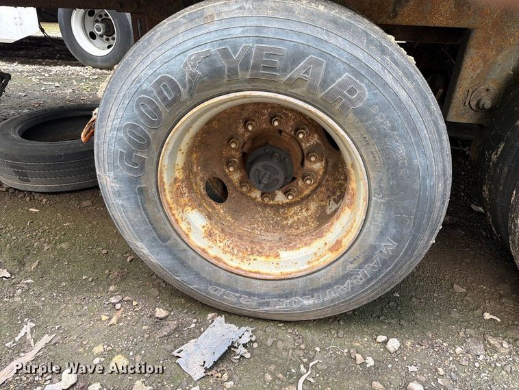 image for item YA4320 2004 Utility dry van trailer