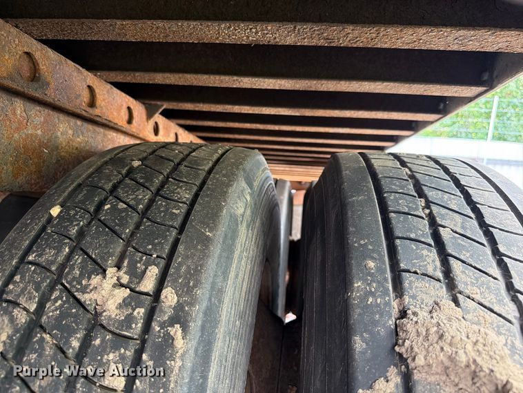 image for item YA4320 2004 Utility dry van trailer