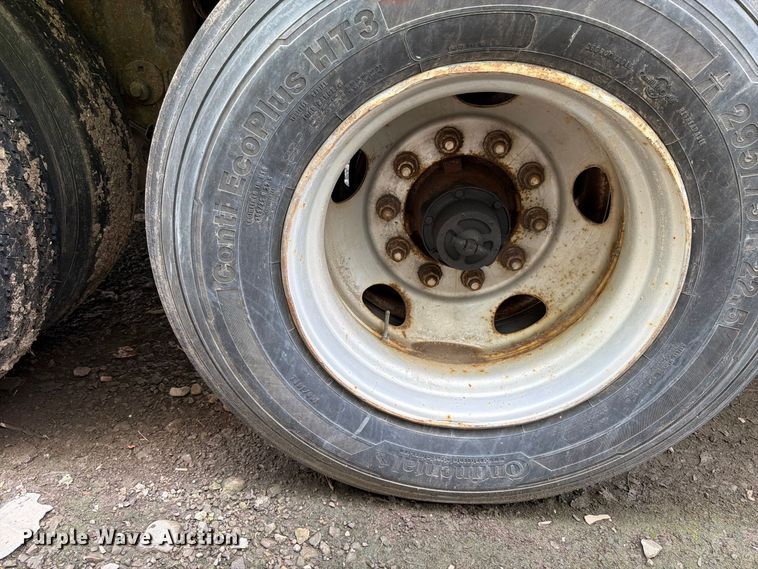 image for item YA4320 2004 Utility dry van trailer