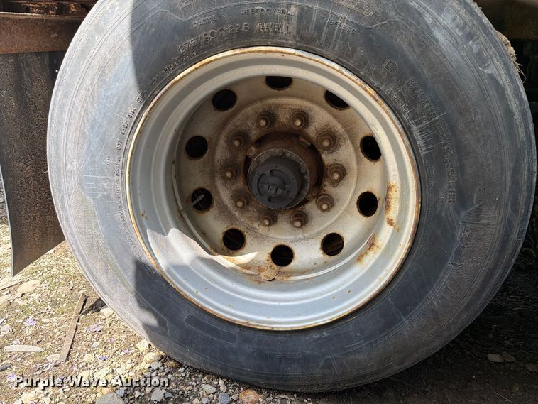 image for item YA4320 2004 Utility dry van trailer