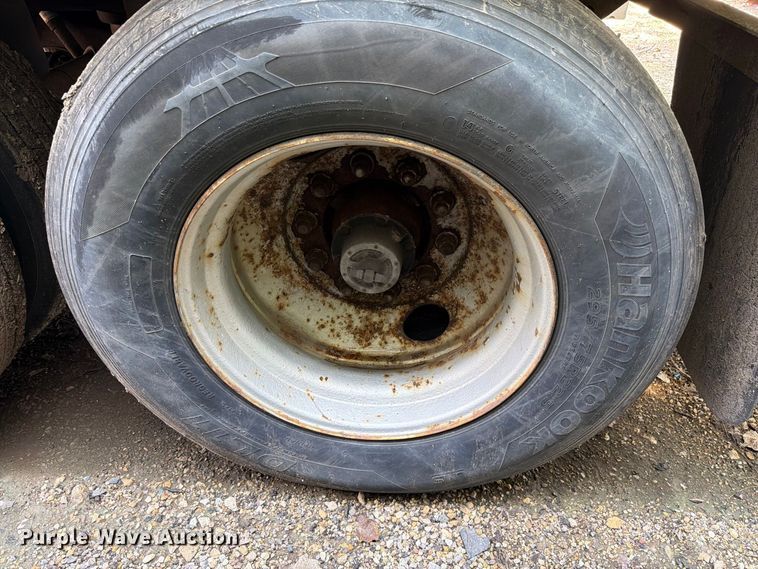 image for item YA4321 2004 Utility dry van trailer