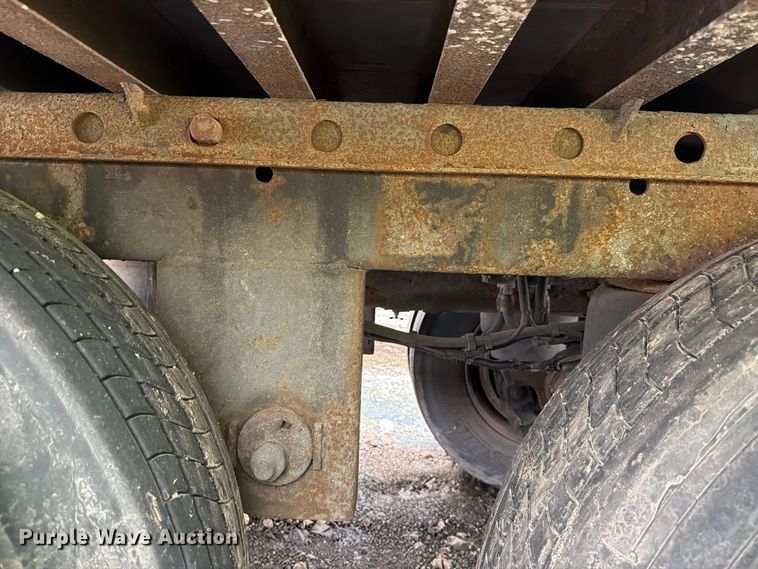 image for item YA4322 2004 Utility dry van trailer