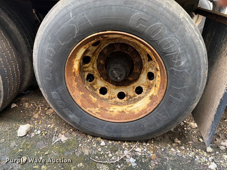 image for item YA4322 2004 Utility dry van trailer