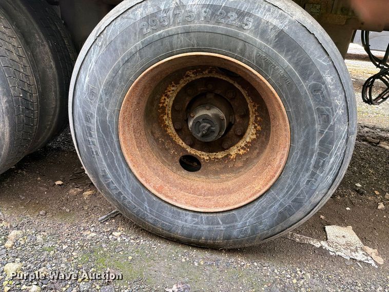 image for item YA4322 2004 Utility dry van trailer