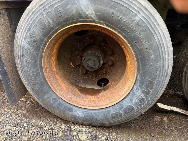 image for item YA4322 2004 Utility dry van trailer