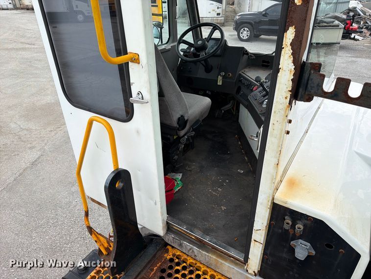 image for item YA4326 2017 Klamar Ottawa T2 yard truck
