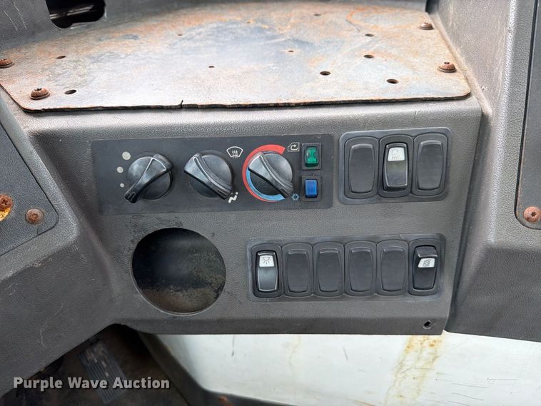 image for item YA4326 2017 Klamar Ottawa T2 yard truck