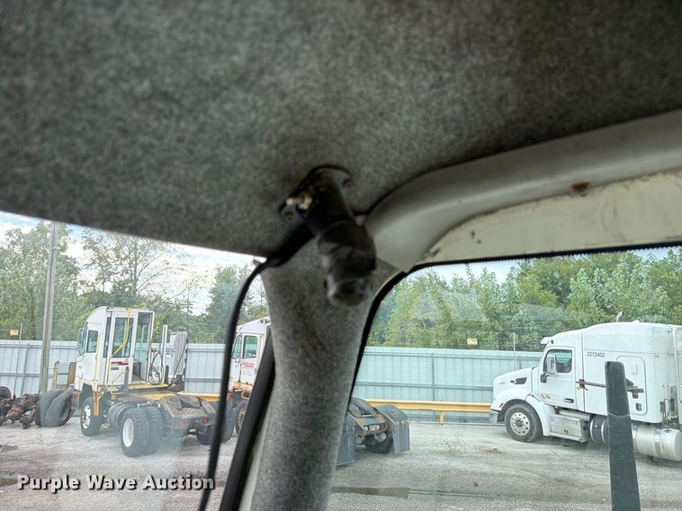 image for item YA4326 2017 Klamar Ottawa T2 yard truck