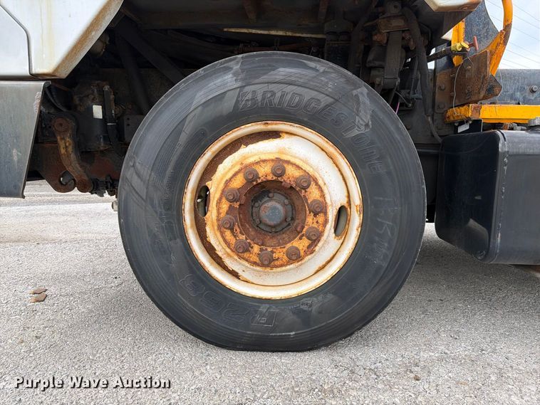 image for item YA4326 2017 Klamar Ottawa T2 yard truck