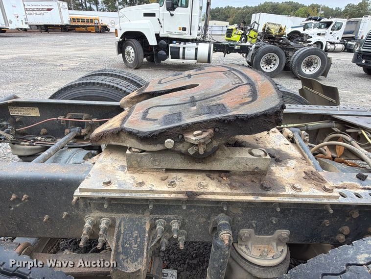 image for item YA4540 2020 International HX520 semi truck