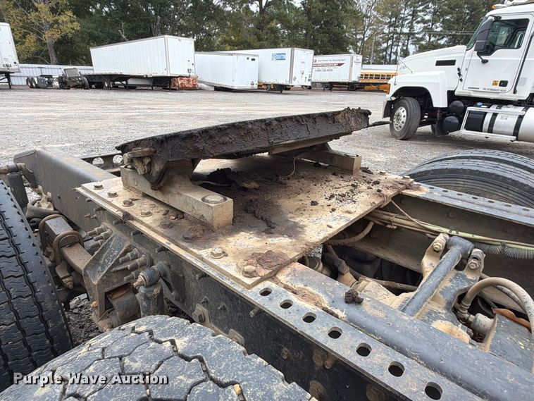image for item YA4540 2020 International HX520 semi truck