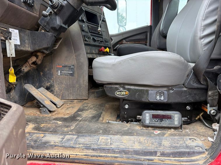 image for item YA4540 2020 International HX520 semi truck