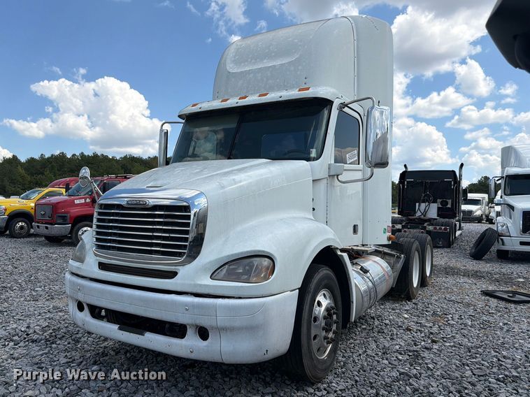 2013 Freightliner Columbia semi truck