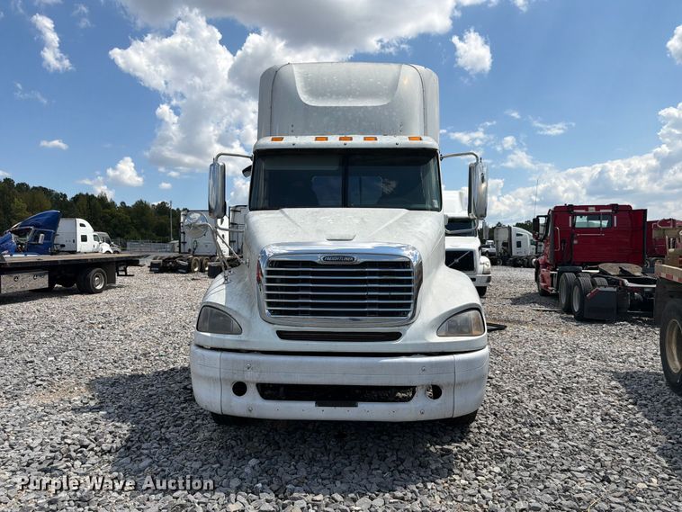 image for item YA4571 2013 Freightliner Columbia semi truck