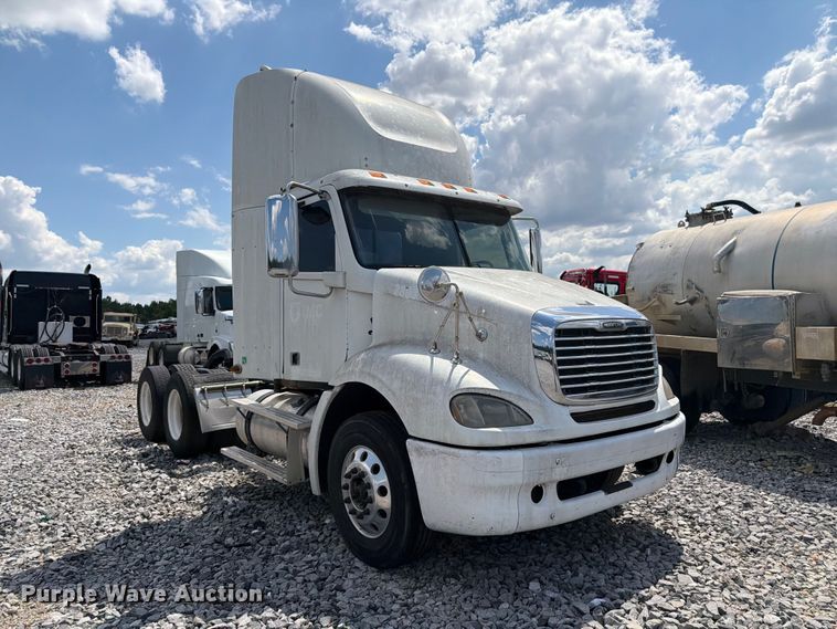 image for item YA4571 2013 Freightliner Columbia semi truck
