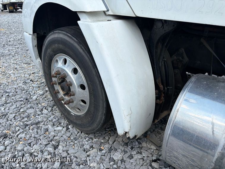 image for item YA4571 2013 Freightliner Columbia semi truck