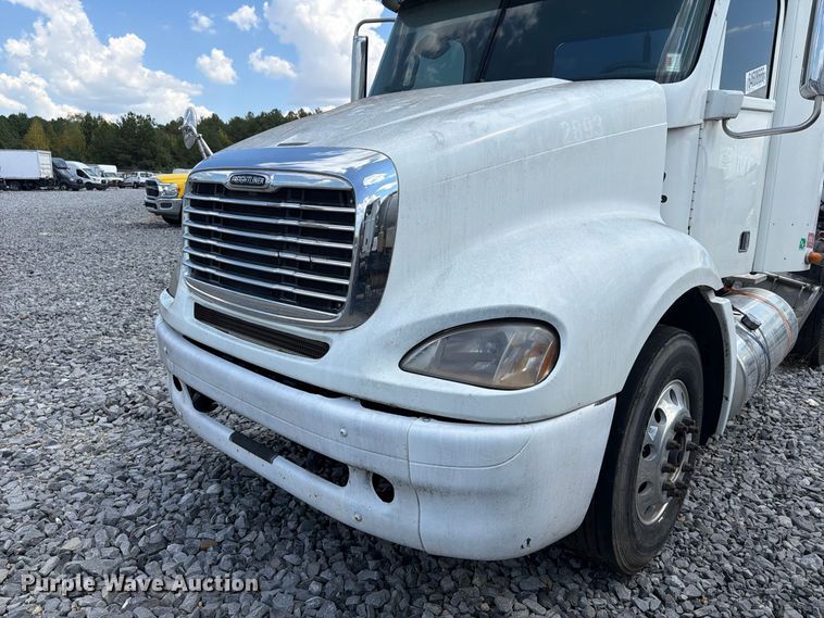 image for item YA4571 2013 Freightliner Columbia semi truck