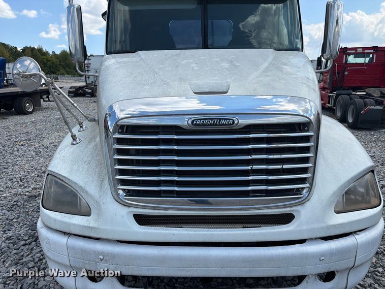 image for item YA4571 2013 Freightliner Columbia semi truck
