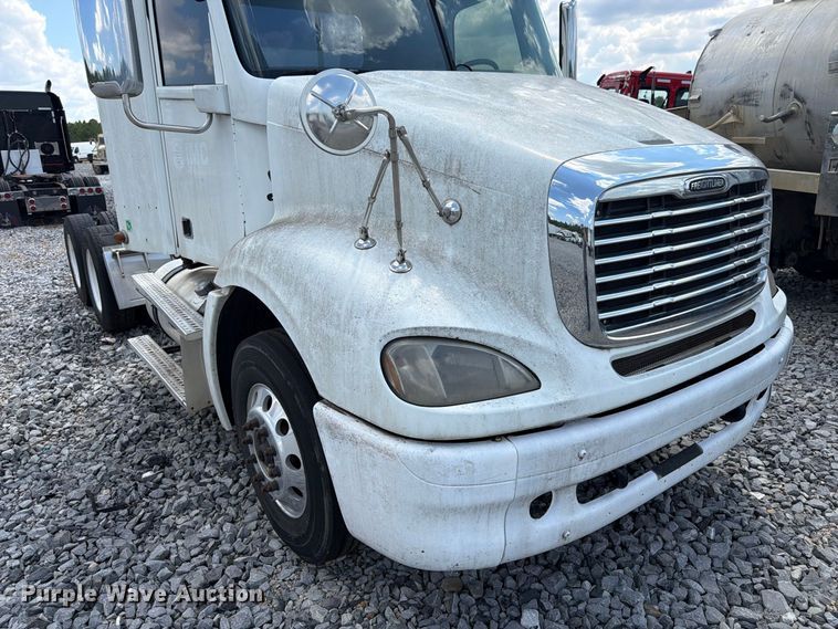 image for item YA4571 2013 Freightliner Columbia semi truck