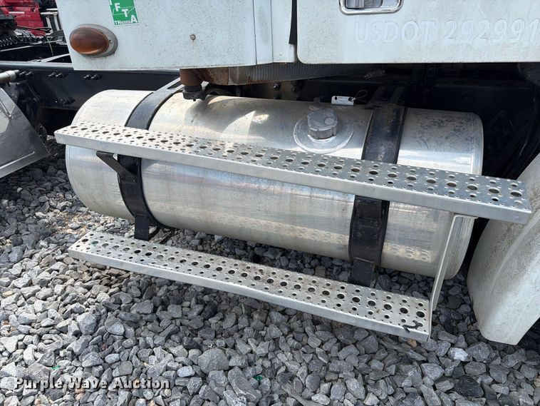 image for item YA4571 2013 Freightliner Columbia semi truck