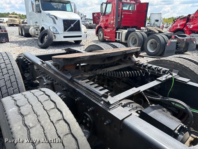 image for item YA4571 2013 Freightliner Columbia semi truck