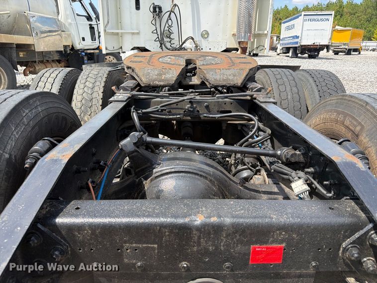 image for item YA4571 2013 Freightliner Columbia semi truck