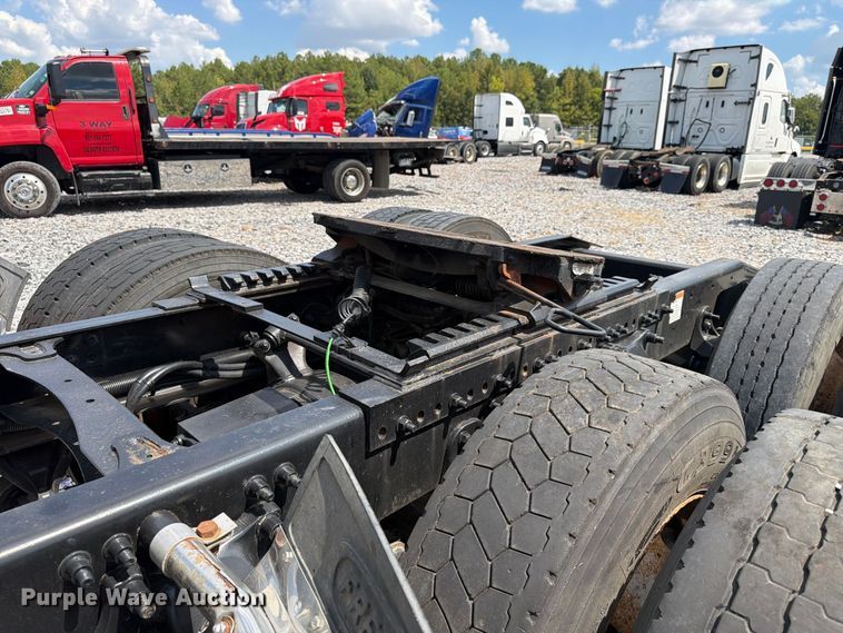 image for item YA4571 2013 Freightliner Columbia semi truck