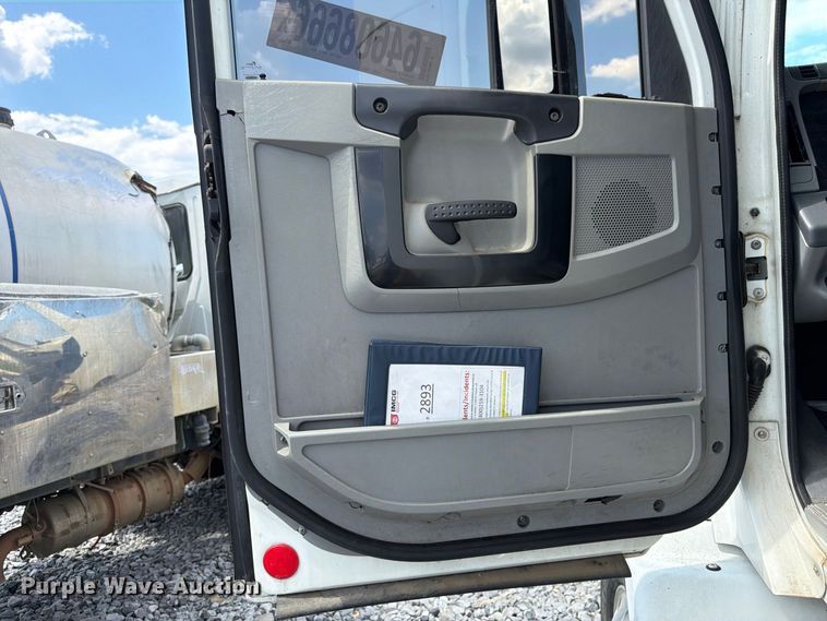 image for item YA4571 2013 Freightliner Columbia semi truck