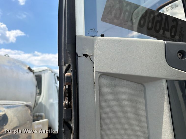 image for item YA4571 2013 Freightliner Columbia semi truck