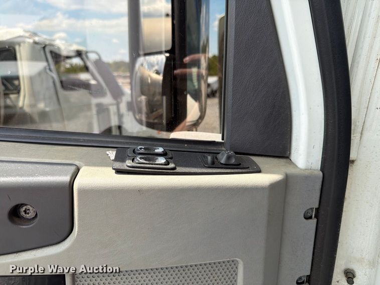 image for item YA4571 2013 Freightliner Columbia semi truck