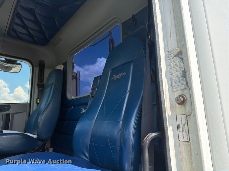 image for item YA4571 2013 Freightliner Columbia semi truck
