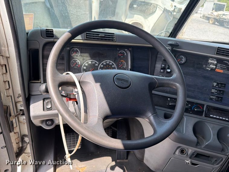 image for item YA4571 2013 Freightliner Columbia semi truck