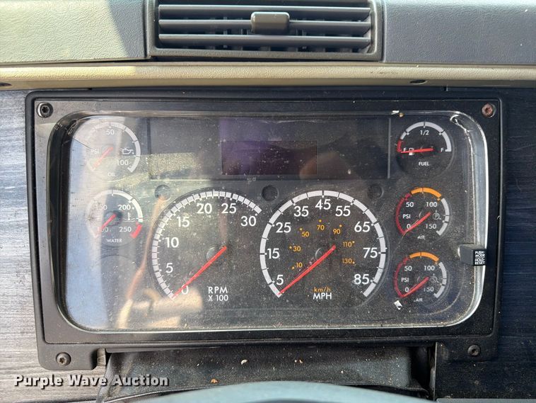 image for item YA4571 2013 Freightliner Columbia semi truck