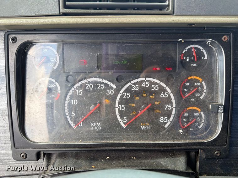 image for item YA4571 2013 Freightliner Columbia semi truck