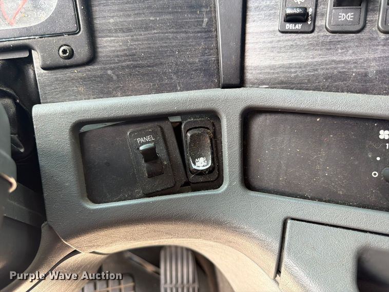 image for item YA4571 2013 Freightliner Columbia semi truck