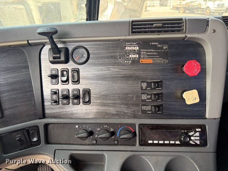 image for item YA4571 2013 Freightliner Columbia semi truck
