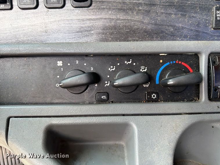 image for item YA4571 2013 Freightliner Columbia semi truck