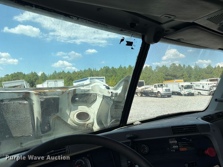 image for item YA4571 2013 Freightliner Columbia semi truck