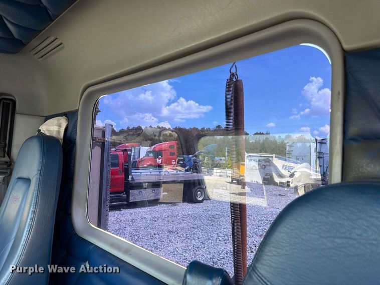 image for item YA4571 2013 Freightliner Columbia semi truck