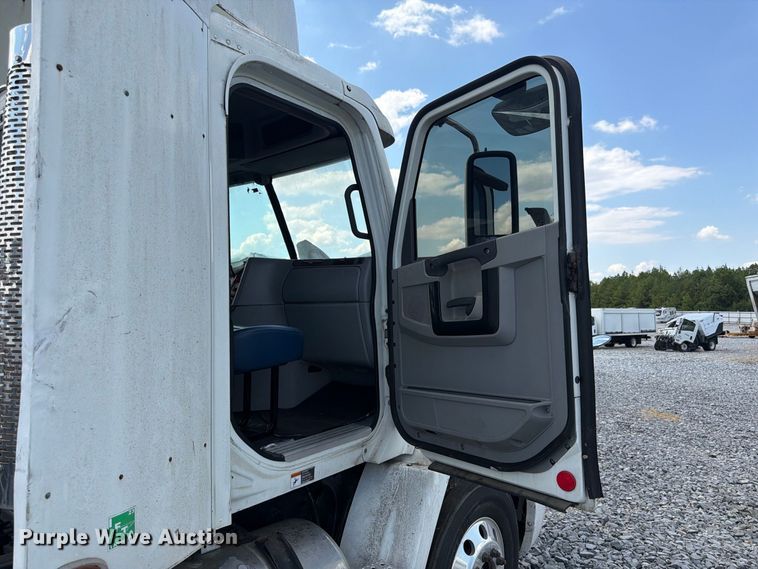image for item YA4571 2013 Freightliner Columbia semi truck