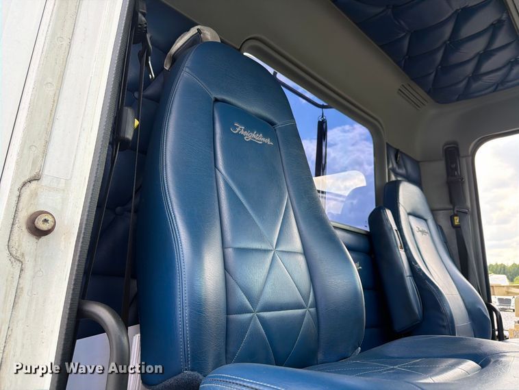 image for item YA4571 2013 Freightliner Columbia semi truck