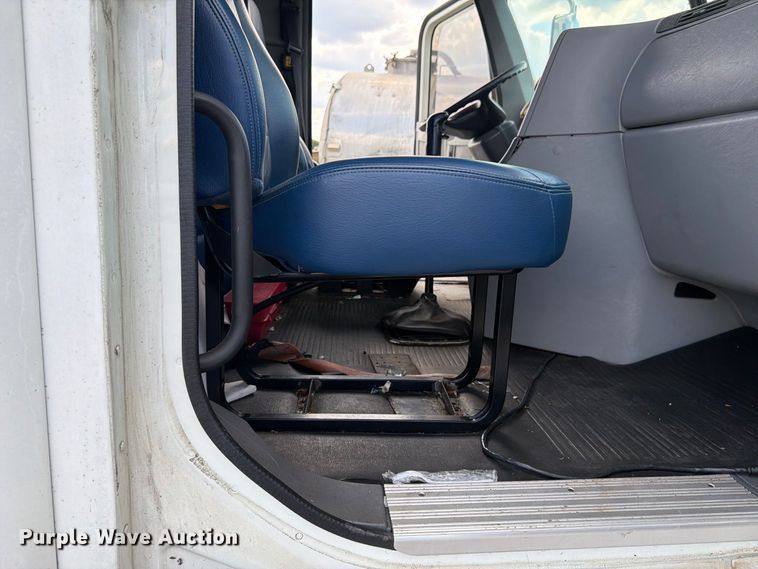 image for item YA4571 2013 Freightliner Columbia semi truck
