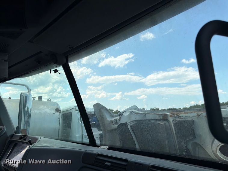 image for item YA4571 2013 Freightliner Columbia semi truck
