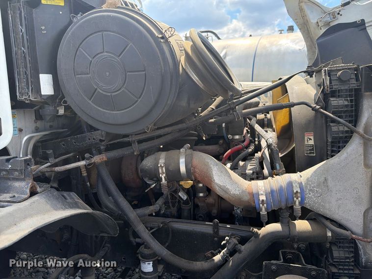 image for item YA4571 2013 Freightliner Columbia semi truck