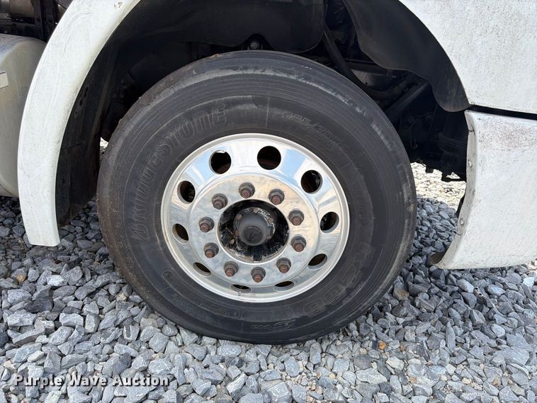 image for item YA4571 2013 Freightliner Columbia semi truck