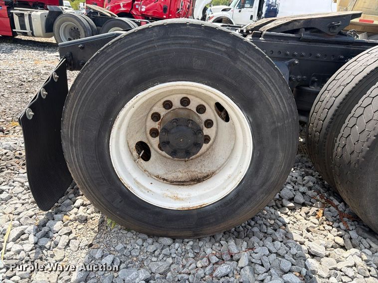 image for item YA4571 2013 Freightliner Columbia semi truck
